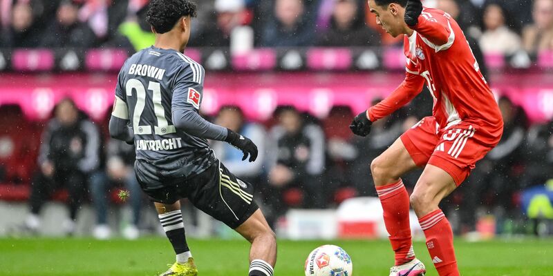 Jamal Musiala (r) in Aktion gegen Eintracht Frankfurt.  - Foto: Harry Langer/dpa