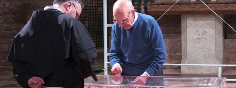 800 Jahre nach seinem Tod werden die Gebeine des Heiligen Franziskus zur Schau gestellt. Vor vielen Jahren wurden sie hier schon mal inspiziert. (Archivbild) - Foto: Mauro Berti/Sacro Convento di San Francesco /dpa