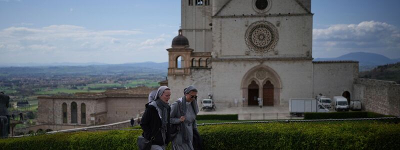 Der Heilige Franz von Assisi ruht in der Basilika San Francesco. (Archivbild) - Foto: Alessandra Tarantino/AP/dpa