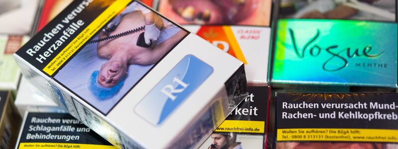 Vor zehn Jahren beschloss der Bundestag: Auf allen Zigarettenschachteln müssen Warnbilder und -hinweise abgedruckt werden. (Symbolbild) - Foto: Monika Skolimowska/ZB/dpa