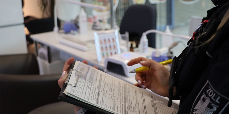 HZA-HB: Erfolgreiche Bilanz bei der Finanzkontrolle Schwarzarbeit des Zolls in Bremen / Mehr Strafverfahren eingeleitet, erneut höhere Geldstrafen und über 24 Jahre Freiheitsstrafen verhängt - Foto: presseportal.de