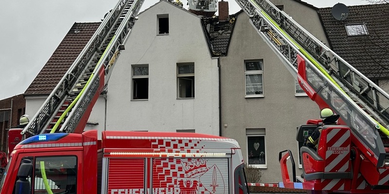 FW-E: Wohnungsbrand in Altenessen-Nord - Bewohner wird über eine Drehleiter gerettet - Foto: presseportal.de