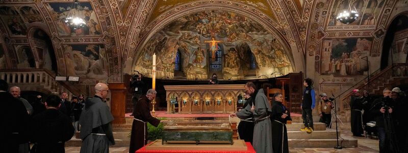 Nach fast acht Jahrhunderten sind die Gebeine des Heiligen öffentlich ausgestellt. - Foto: Gregorio Borgia/AP/dpa