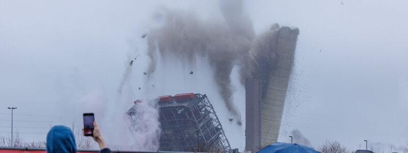 Mit 600 Kilogramm Sprengstoff wurde der alte Schornstein zu Fall gebracht. - Foto: David Ebener/dpa