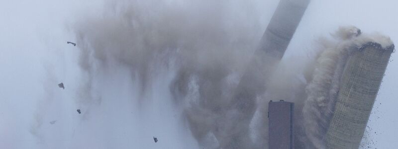 Schaulustige verfolgten das Spektakel.  - Foto: David Ebener/dpa