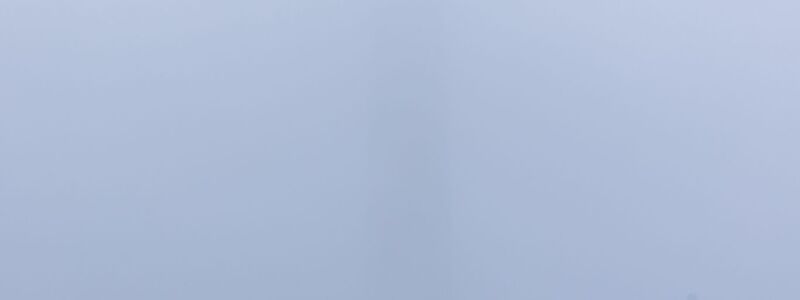 Die zahlreichen Schaulustigen konnten allerdings nur einen Teil des Spektakels sehen, denn die obere Hälfte des Schornsteins war von Nebel und Wolken verdeckt. - Foto: David Ebener/dpa