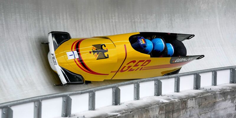 Auf dem Weg zu Gold: Johannes Lochner und seine Viererbob-Crew. - Foto: Alessandra Tarantino/AP/dpa