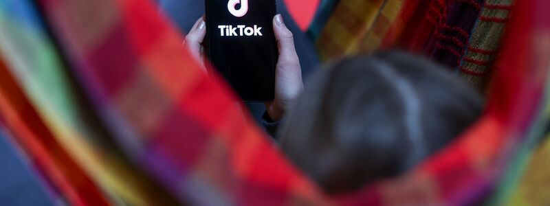 Viele Jugendliche verbringen Stunden am Tag in sozialen Netzwerken. (Illustration) - Foto: Jan Woitas/dpa