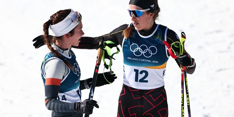 Darija Neprjajeva (l) nahm während des Olympia-Rennens versehentlich die Ski von Katharina Hennig Dotzler. - Foto: Daniel Karmann/dpa
