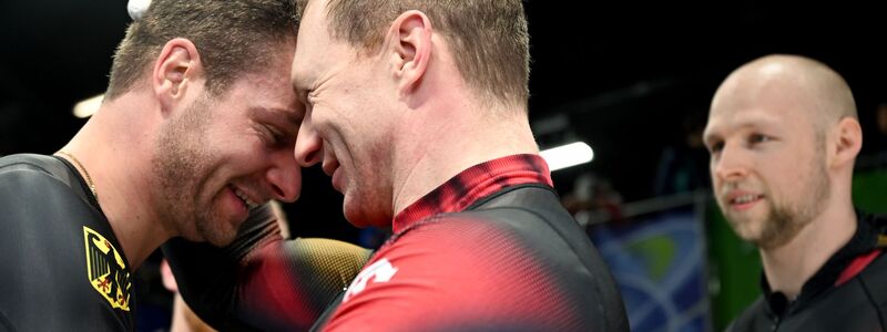 Herzlichen Glückwunsch: Francesco Friedrich gratuliert Johannes Lochner. - Foto: Robert Michael/dpa