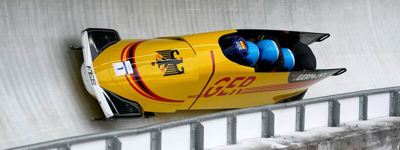 Johannes Lochner (Pilot), Thorsten Margis, Jörn Wenzel und Georg Fleischhauer holen sich Gold im Viererbob.  - Foto: Alessandra Tarantino/AP/dpa
