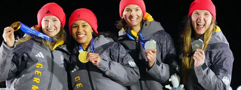 Die deutschen Bobfahrerinnen bejubeln ihren Doppelerfolg. - Foto: Michael Kappeler/dpa