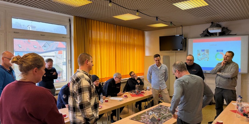 FW Weinheim: Führungsseminar der Weinheimer Feuerwehr - Führung trainieren, Zusammenarbeit stärken - Foto: presseportal.de