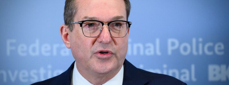 Bundesinnenminister Dobrindt will Asylbewerber schneller in Arbeit bringen. (Archivfoto) - Foto: Bernd von Jutrczenka/dpa