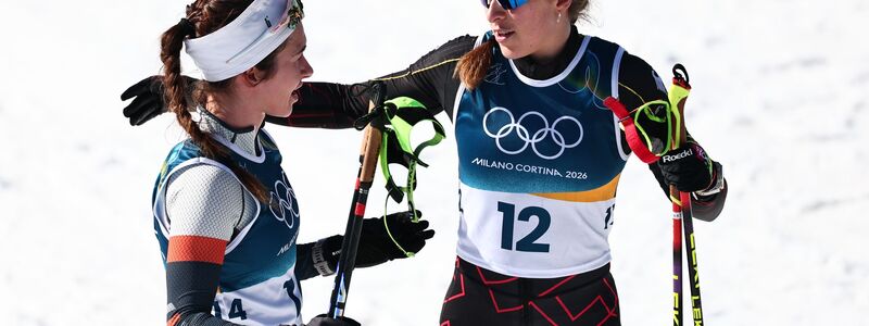 Darija Neprjajeva (l) nahm während des Olympia-Rennens versehentlich die Ski von Katharina Hennig Dotzler. - Foto: Daniel Karmann/dpa