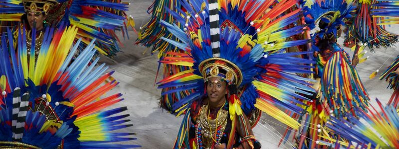 Zum Abschluss des Karnevals in Rio de Janeiro treten die sechs besten Sambaschulen auf. - Foto: Zhou Yongsui/XinHua/dpa