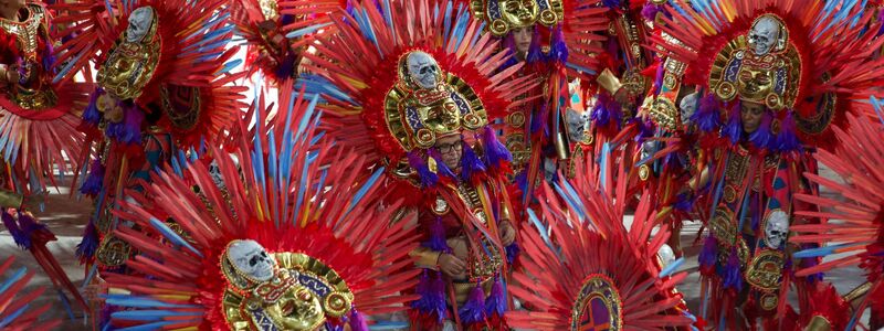 Kreativ und farbenfroh: Die Sambatänzerinnen nehmen mit ihren außergewöhnlichen Kostümen an der «Parade der Champions» teil. - Foto: Zhou Yongsui/XinHua/dpa