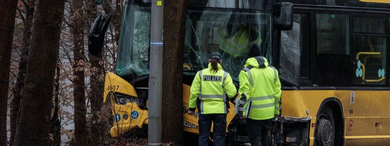 Ein Autofahrer kam mit lebensbedrohlichen Verletzungen ins Krankenhaus. - Foto: Carsten Koall/dpa