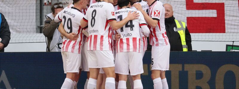 Der SC feiert Torschütze Matthias Ginter (Mitte).  - Foto: Philipp von Ditfurth/dpa