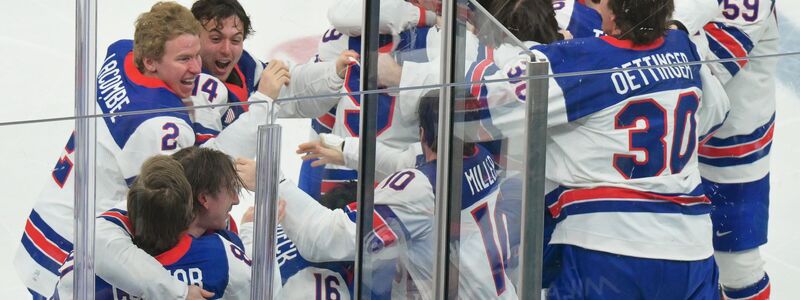 Grenzenlose Freude: Die Amerikaner kurz nach dem Sieg gegen den großen Rivalen Kanada. - Foto: Peter Kneffel/dpa