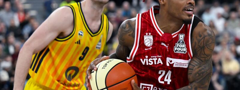 Cobe Williams (r) feiert mit Bamberg den Pokalsieg. - Foto: Sven Hoppe/dpa