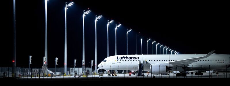 Am Münchner Flughafen mussten Passagiere über Nacht in mehreren Lufthansa-Maschinen ausharren. (Symbolbild) - Foto: Sven Hoppe/dpa