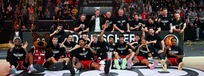 Die Bamberger bejubeln ausgelassen ihren Coup. - Foto: Sven Hoppe/dpa