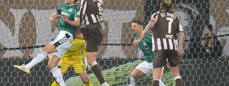 Hauke Wahl (2.v.l) trifft zum 1:0 für den FC St. Pauli. - Foto: Marcus Brandt/dpa