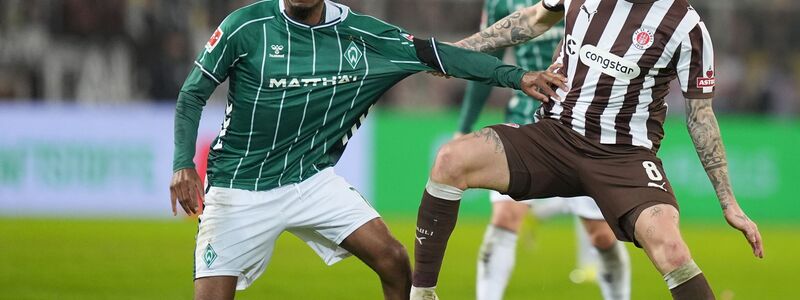 St. Paulis Eric Smith (r) kommt gegen den Bremer Samuel Mbangula zu spät. - Foto: Marcus Brandt/dpa