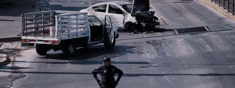 In mehreren Bundesstaaten wurden Straßen mit brennenden Autos, Lastwagen und Bussen gesperrt. - Foto: Alejandra Leyva/AP/dpa