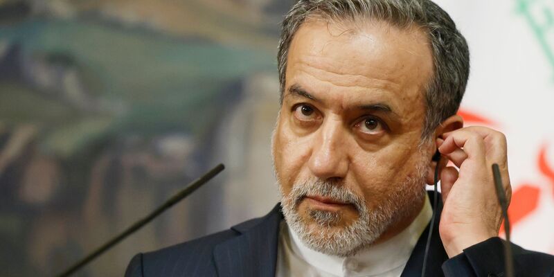 Irans Außenminister Araghtschi stellt eine Verhandlungsrunde mit den USA am Donnerstag in Aussicht.  - Foto: Tatyana Makeyeva/Pool AFP/dpa