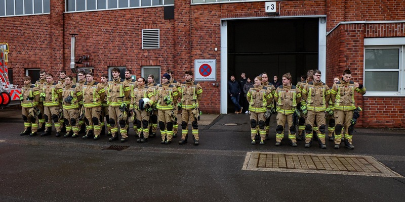 FW-GL: Erfolgreicher Abschluss der Feuerwehrgrundausbildung bei der Feuerwehr Bergisch Gladbach - Foto: presseportal.de