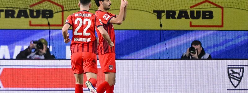 Mit einem mit den Händen geformten Herz feierte Eren Dinkçi seinen Treffer zum 1:1. - Foto: Harry Langer/dpa