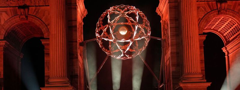 Das olympische Feuer in Mailand. - Foto: Luca Bruno/AP/dpa