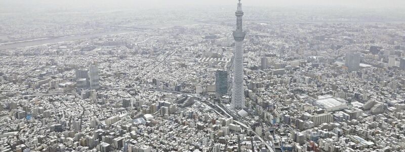 Über eine Metallbrücke konnten die Eingeschlossenen gerettet werden. (Archivbild) - Foto: -/kyodo/dpa