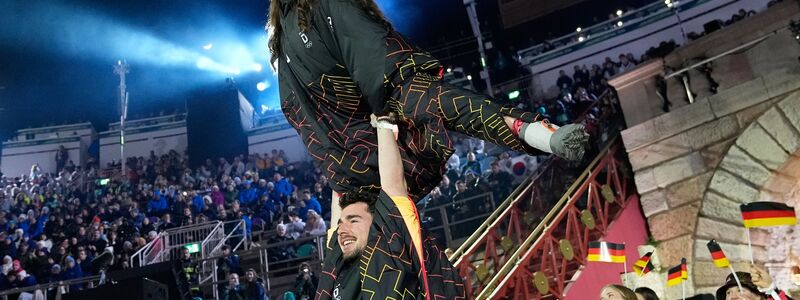 Das Eiskunstlauf-Duo Annika Hocke und Robert Kunkel zeigte eine Hebefigur. - Foto: Natacha Pisarenko/AP/dpa