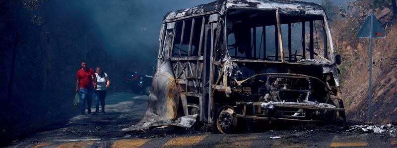 Autos brannten vielerorts nach dem Tod von Drogenboss «El Mencho». - Foto: Armando Solis/AP/dpa