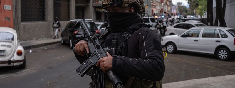 Auch Soldaten der Nationalgarde waren in voller Montur und mit automatischen Waffen im Einsatz. - Foto: Félix Márquez/dpa