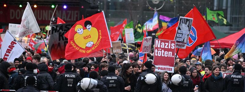 Mehr als 3.000 Menschen haben sich laut Polizei an den Protesten gegen Höcke in Dortmund beteiligt. - Foto: Benjamin Westhoff/dpa