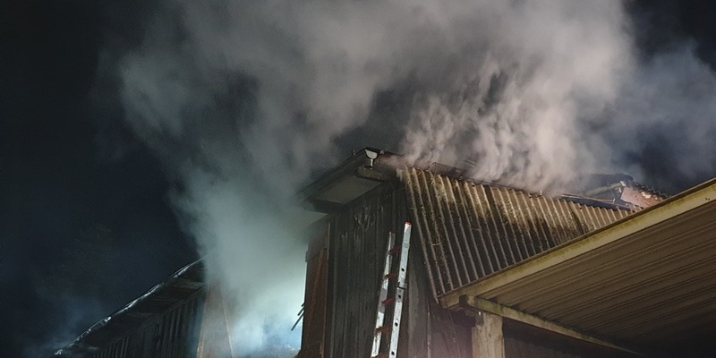 FW-RD: Feuer in einem landwirtschaftlichen Gebäude in Jahrsdorf (Kreis Rendsburg-Eckernförde) - Foto: presseportal.de
