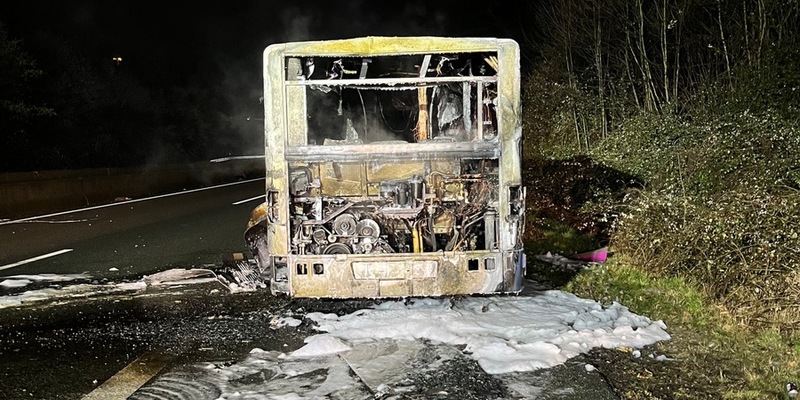 FW-E: Bus brennt auf der BAB 52 - Autobahn zeitweise voll gesperrt - Foto: presseportal.de