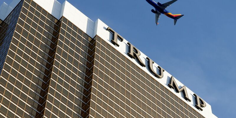 Der «Trump»-Schriftzug prangt an einem Hotel in Las Vegas - an der australischen Gold Coast könnte ein ähnliches Projekt entstehen. (Symbolbild) - Foto: Bizuayehu Tesfaye/Las Vegas Review-Journal/AP/dpa