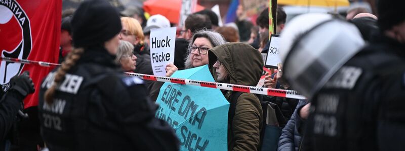 Die Polizei sicherte die Veranstaltung in Dortmund mit starken Kräften ab. - Foto: Benjamin Westhoff/dpa