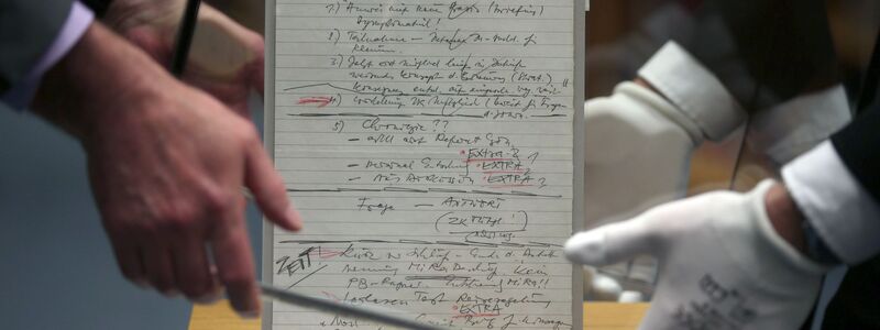 Der berühmte Schabowski-Zettelt wird im Haus der Geschichte in Bonn gezeigt. (Archivbild) - Foto: Oliver Berg/dpa