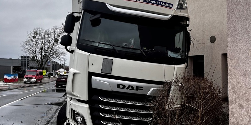 POL-HRO: Alkoholisierter Lkw-Fahrer verursacht Unfall und landet in Hauswand - Foto: presseportal.de