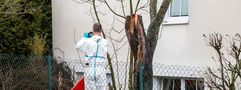 Am Montag waren Spezialisten der Spurensicherung am Haus im Einsatz. - Foto: Daniel Vogl/dpa