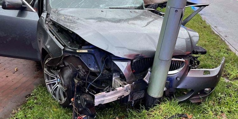 POL-DU: Marxloh: BMW kommt von Straße ab - Ein schwer Verletzter - Foto: presseportal.de