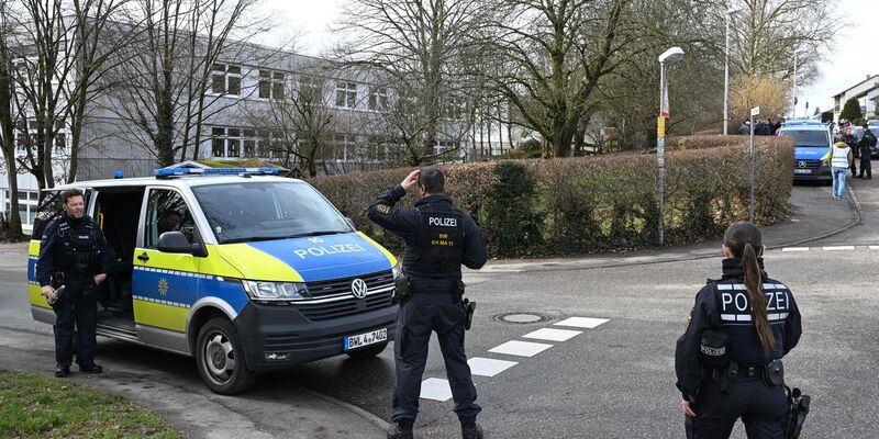 Die Polizei ist an einer Schule in Bretten im Einsatz.  - Foto: Bernd Weißbrod/dpa