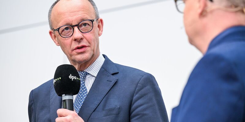 Der Ausgang der Landtagswahlen im Herbst? Derzeit sei ihm anderes wichtiger, sagt Merz.  - Foto: Annette Riedl/dpa