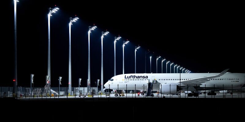 Am Münchner Flughafen mussten Passagiere über Nacht in mehreren Lufthansa-Maschinen ausharren. (Symbolbild) - Foto: Sven Hoppe/dpa
